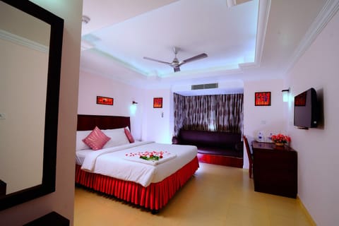 Deluxe Double Room, Executive Level | In-room safe, desk, blackout drapes, soundproofing