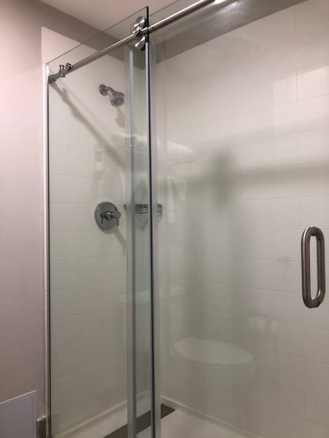 Combined shower/tub, free toiletries, hair dryer, towels