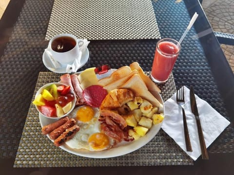 Daily cooked-to-order breakfast (DOP 6 per person)