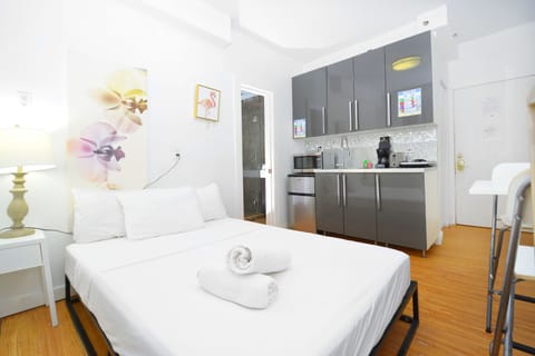 Comfort Studio, 1 Queen Bed, Kitchenette, Beachfront | 1 bedroom, iron/ironing board, free WiFi, bed sheets