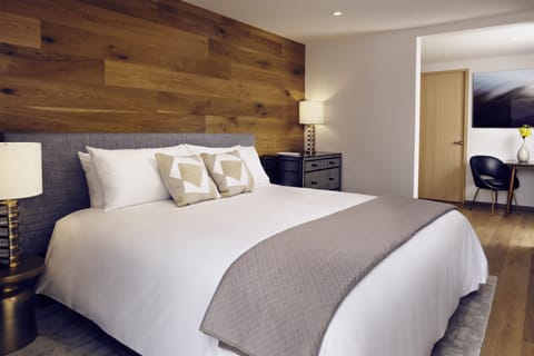 Comfort Studio Suite, 1 King Bed, Terrace, City View | Premium bedding, down comforters, Select Comfort beds, minibar