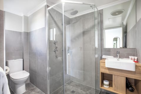 Standard Apartment | Bathroom | Shower, free toiletries, towels