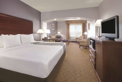 Executive Room, 1 King Bed | Premium bedding, pillowtop beds, desk, iron/ironing board
