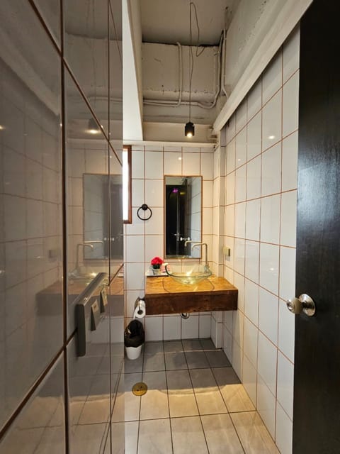 Superior Twin Room | Bathroom | Shower, free toiletries, bidet, towels