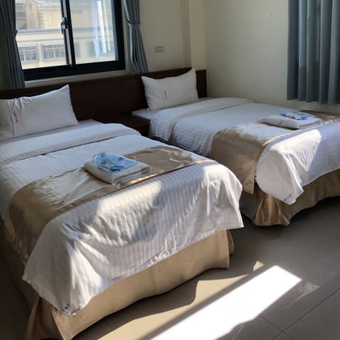 Comfort Twin Room, City View | Desk, blackout drapes, free WiFi, bed sheets