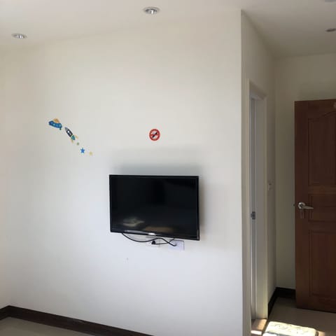 Standard Twin Room | Television