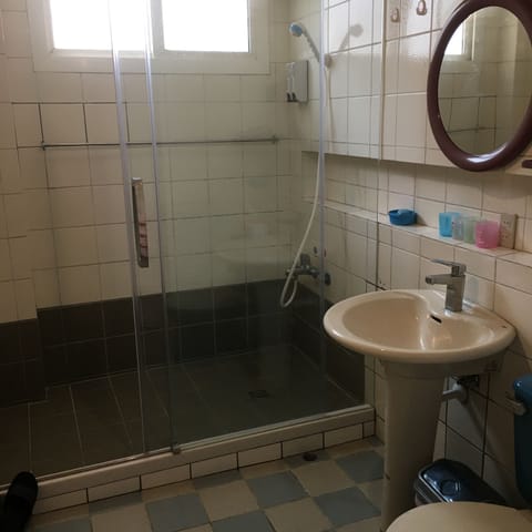 Standard Quadruple Room | Bathroom | Shower, free toiletries, hair dryer, slippers