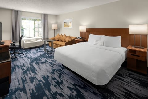 Executive Suite, 1 King Bed | Hypo-allergenic bedding, pillowtop beds, in-room safe, desk