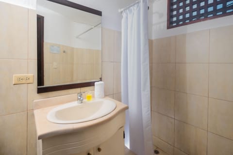 Superior Double Room, City View | Bathroom | Towels, soap, shampoo, toilet paper