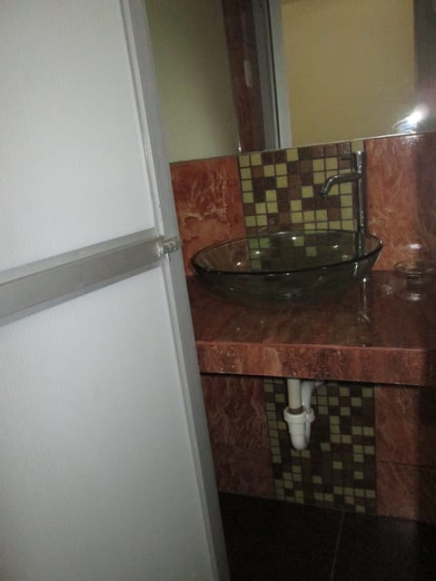 Classic Single Room, 1 Double Bed | Bathroom | Shower, towels