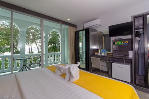 Superior Sea View and Balcony | Minibar, in-room safe, desk, soundproofing