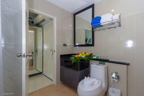 Deluxe Jacuzzi and Pool Access  | Bathroom | Shower, free toiletries, hair dryer, bathrobes