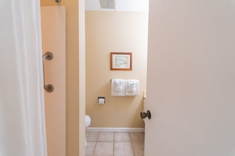 Condo, 1 Bedroom | Bathroom | Bathtub, towels