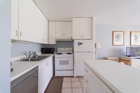 Condo, 1 Bedroom | Private kitchen | Fridge, microwave, oven, coffee/tea maker