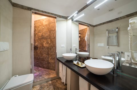 Junior Suite, 1 Queen Bed with Sofa bed | Bathroom | Shower, free toiletries, hair dryer, bidet