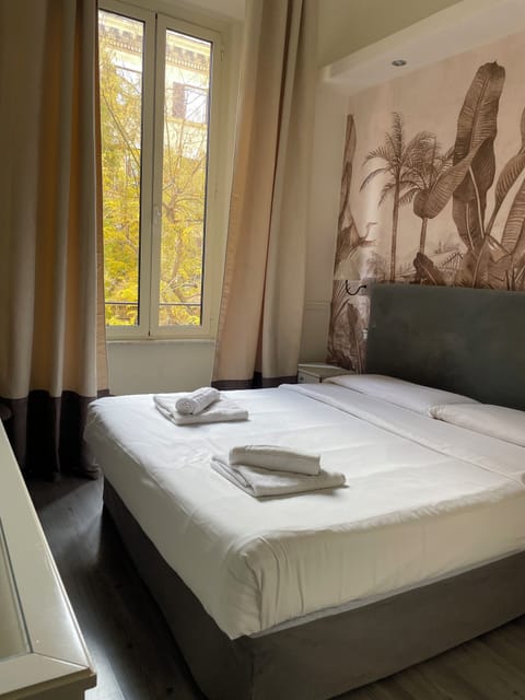 Deluxe Double Room, Ensuite | 1 bedroom, premium bedding, in-room safe, desk