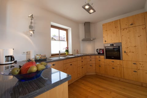 Apartment, 1 Bedroom, Kitchen, Garden View | Private kitchen | Fridge, microwave, oven, stovetop