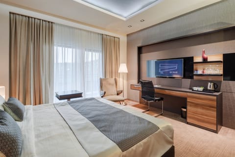 Executive Single Room, Balcony, Pool View | Minibar, in-room safe, desk, laptop workspace