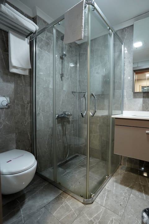 Standard Double Room Single Use | Bathroom | Shower, free toiletries, hair dryer, slippers