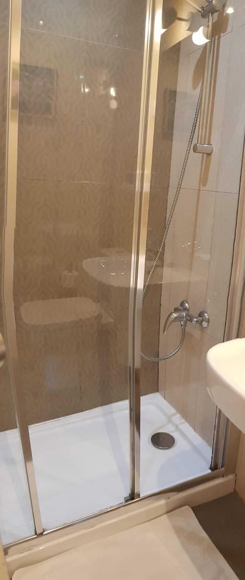 Standard Triple Room, Private Bathroom | Bathroom | Shower, free toiletries, towels