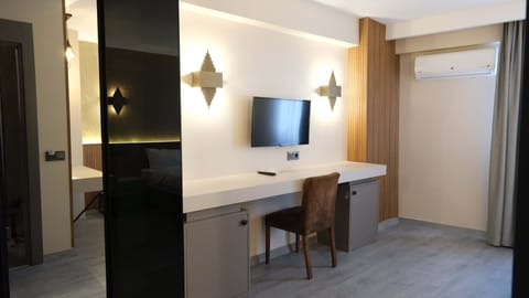 Standard Double Room | Minibar, in-room safe, desk, soundproofing