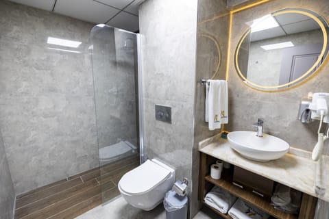 Deluxe Double Room | Bathroom | Deep soaking tub, free toiletries, hair dryer, bathrobes