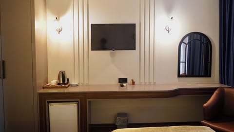 Deluxe Twin Room | Minibar, in-room safe, desk, soundproofing