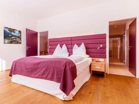 Senior Suite, 1 Bedroom, Balcony (Narzissenprinzessin) | Premium bedding, minibar, in-room safe, desk