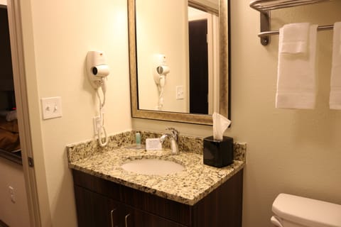 Combined shower/tub, free toiletries, hair dryer, towels