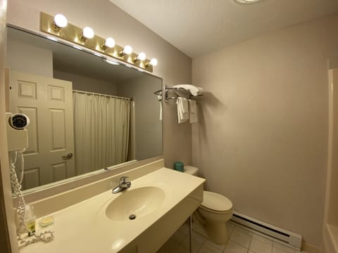 Deluxe Room, 1 King Bed | Bathroom | Shower, free toiletries, hair dryer, towels