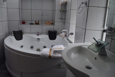 Exclusive House, 4 Bedrooms, Terrace | Bathroom | Separate tub and shower, jetted tub, free toiletries, hair dryer