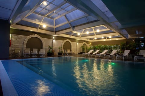 Indoor pool, sun loungers