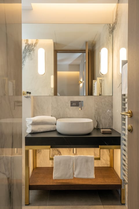 Apuania Suite | Bathroom | Jetted tub, rainfall showerhead, free toiletries, hair dryer