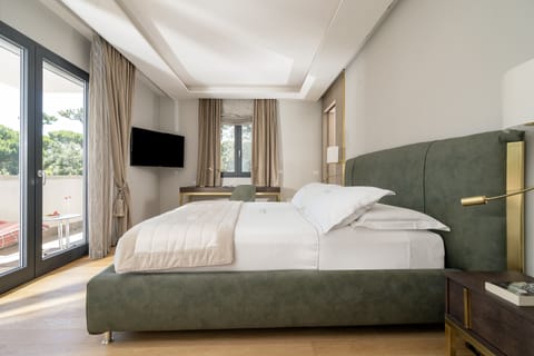Signature Suite | 1 bedroom, hypo-allergenic bedding, down comforters, minibar