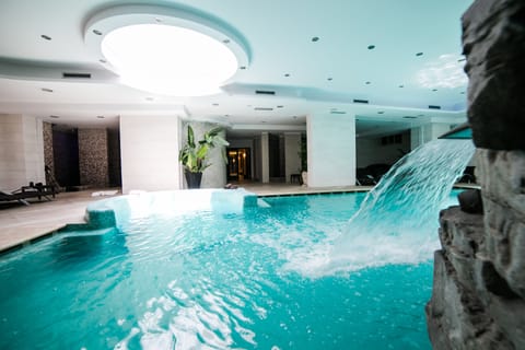 Indoor spa tub