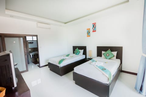 Deluxe Twin Room, Pool View | Desk, soundproofing, free WiFi