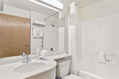 Combined shower/tub, towels