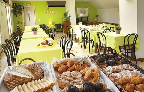 Daily continental breakfast (EUR 10 per person)