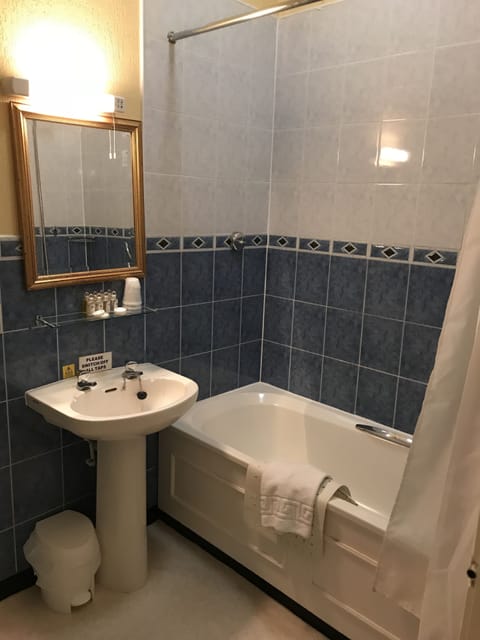 Combined shower/tub, free toiletries, hair dryer, towels