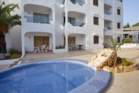 Seasonal outdoor pool, pool umbrellas, sun loungers