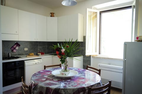 Full-size fridge, oven, stovetop, highchair