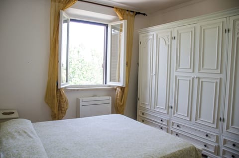 Premium bedding, down comforters, iron/ironing board, free WiFi