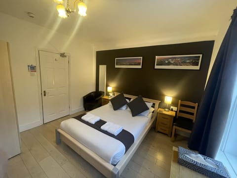 Double Room, Ensuite | Iron/ironing board, free cribs/infant beds, free WiFi, bed sheets