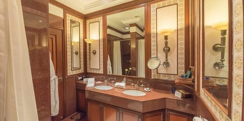 Deluxe Suite | Bathroom | Combined shower/tub, deep soaking tub, designer toiletries, hair dryer