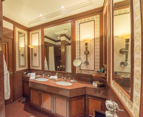 Deluxe Suite | Bathroom | Combined shower/tub, deep soaking tub, designer toiletries, hair dryer