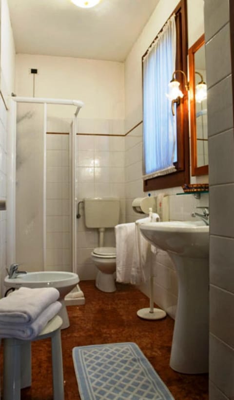 Shower, free toiletries, hair dryer, bidet