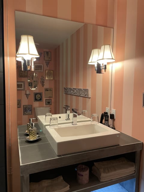 Junior Suite, Ensuite | Bathroom | Shower, free toiletries, hair dryer, towels