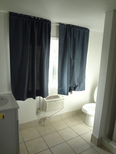 Economy Double Room, 1 Double Bed | Bathroom | Combined shower/tub, hair dryer, towels