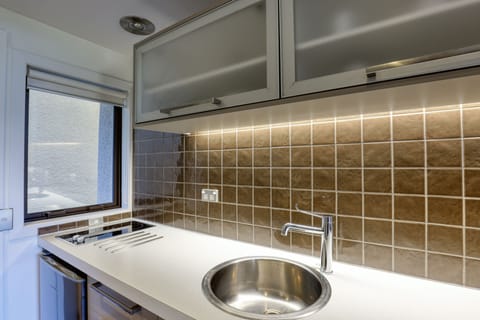 Studio Suite | Private kitchen | Fridge, microwave, eco-friendly cleaning products