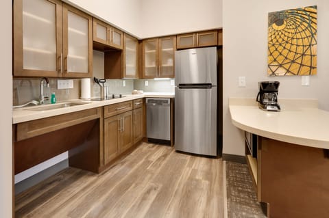 Full-size fridge, microwave, stovetop, dishwasher